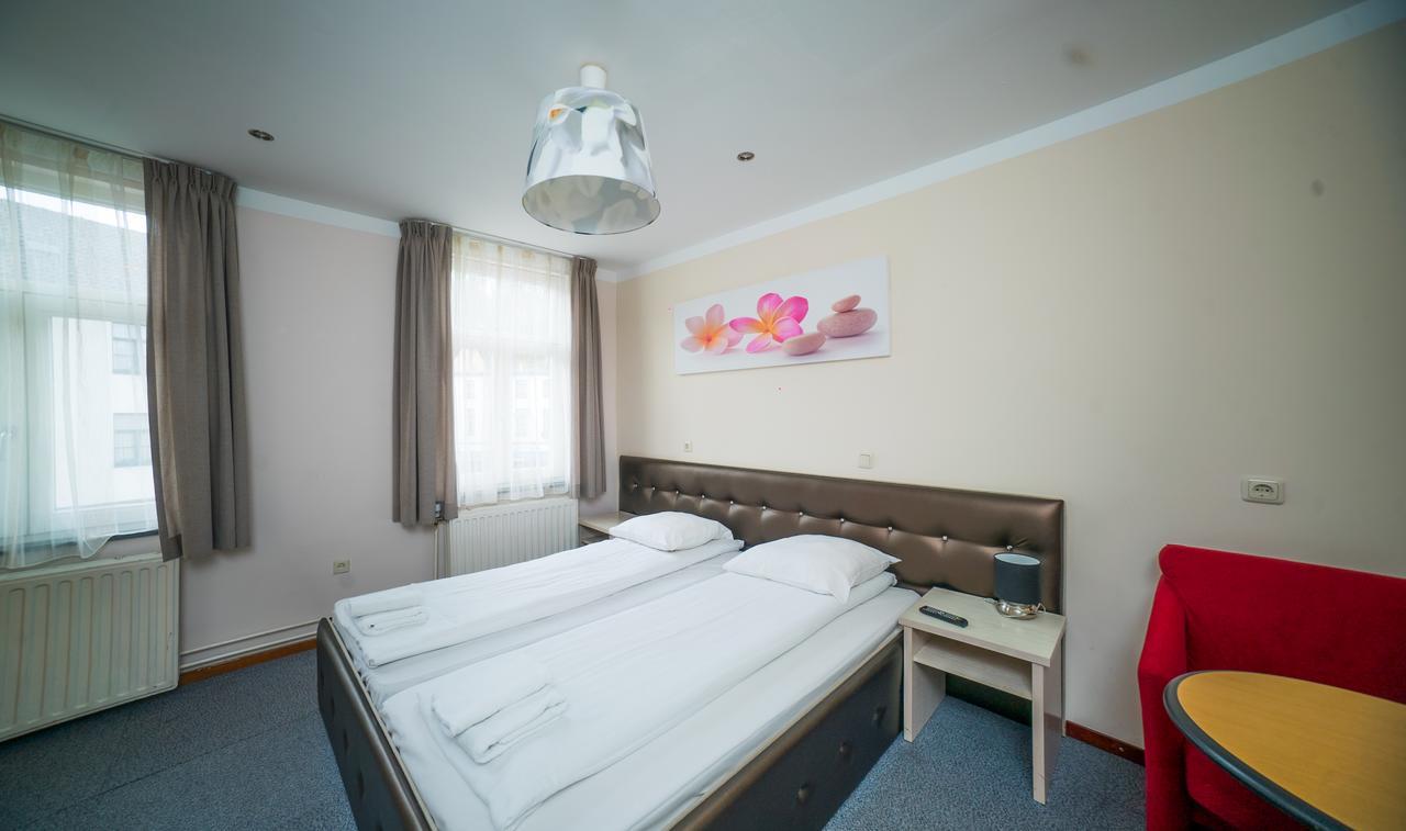 Hotel Restaurant La Piazza Valkenburg aan de Geul Екстер'єр фото